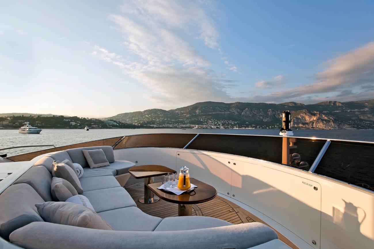 Yacht AFRICAN QUEEN -  Sundeck Seating forward.jpg