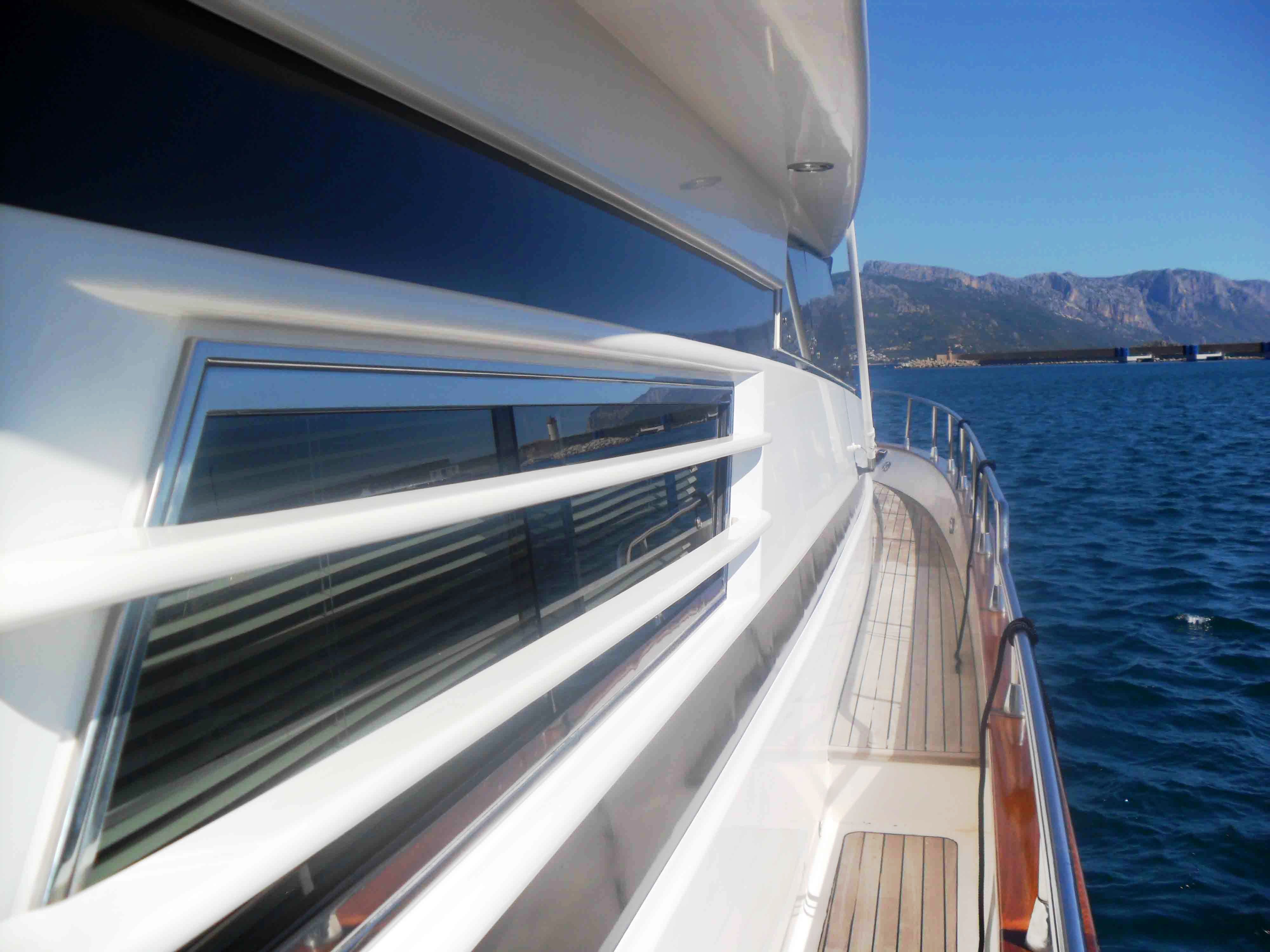 Yacht ALBATROSUN -  Side Walkway.jpg