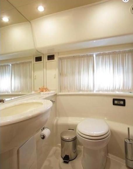 Yacht ANATES II - Guest ensuite.jpg