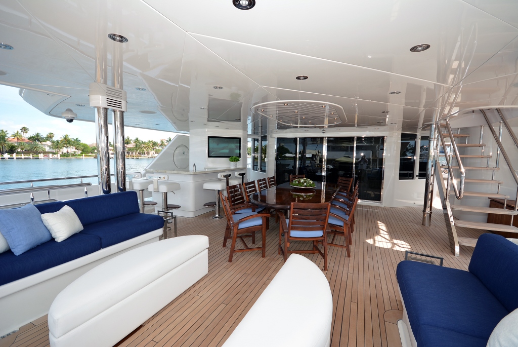 Yacht AQUAVITA - Main Deck Aft.jpg