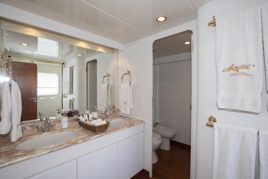 Yacht AVELLA -  Master Bath.jpg