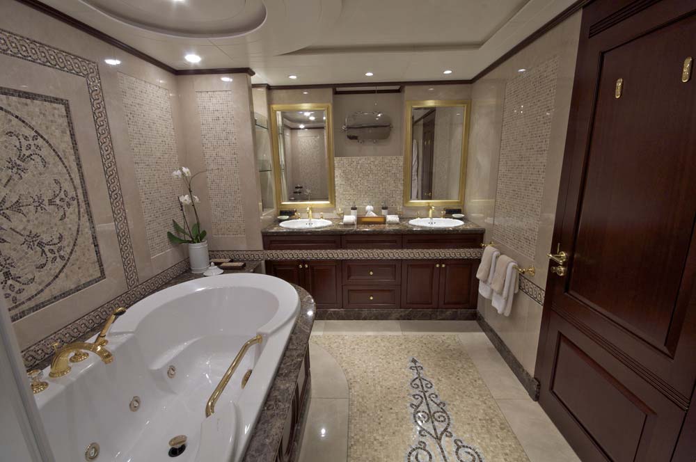 Yacht AZTECA II -  Master Ensuite.jpg