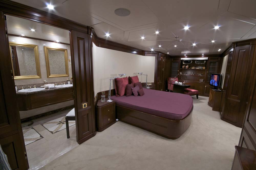 Yacht AZTECA II -  VIP Cabin.jpg