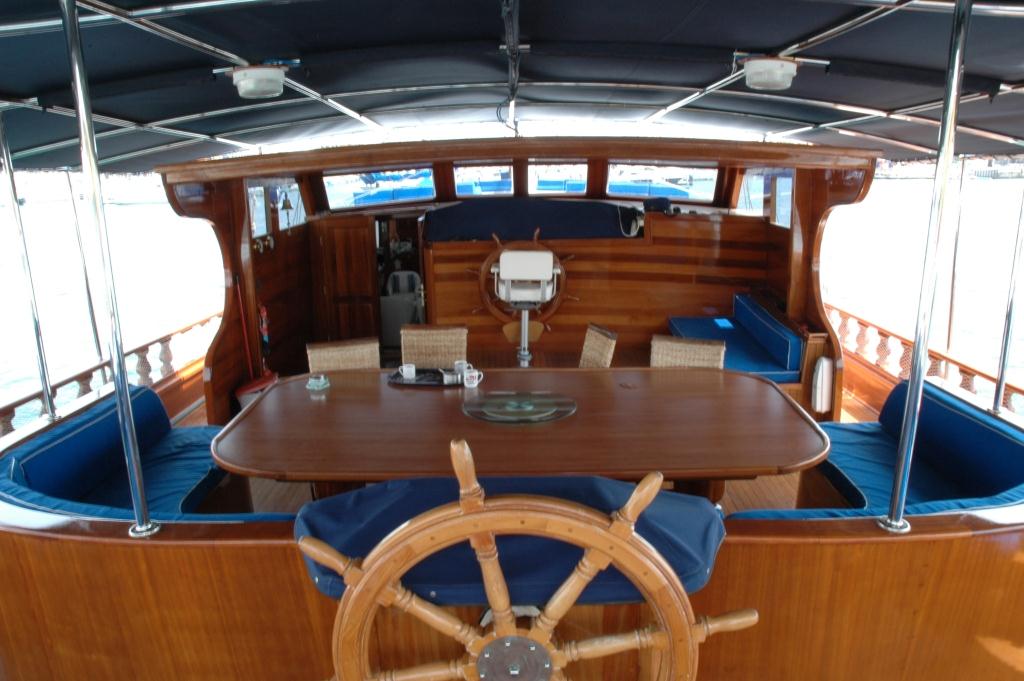 Yacht AZUL DE CORTES - At Deck Al Fresco Dining.jpg