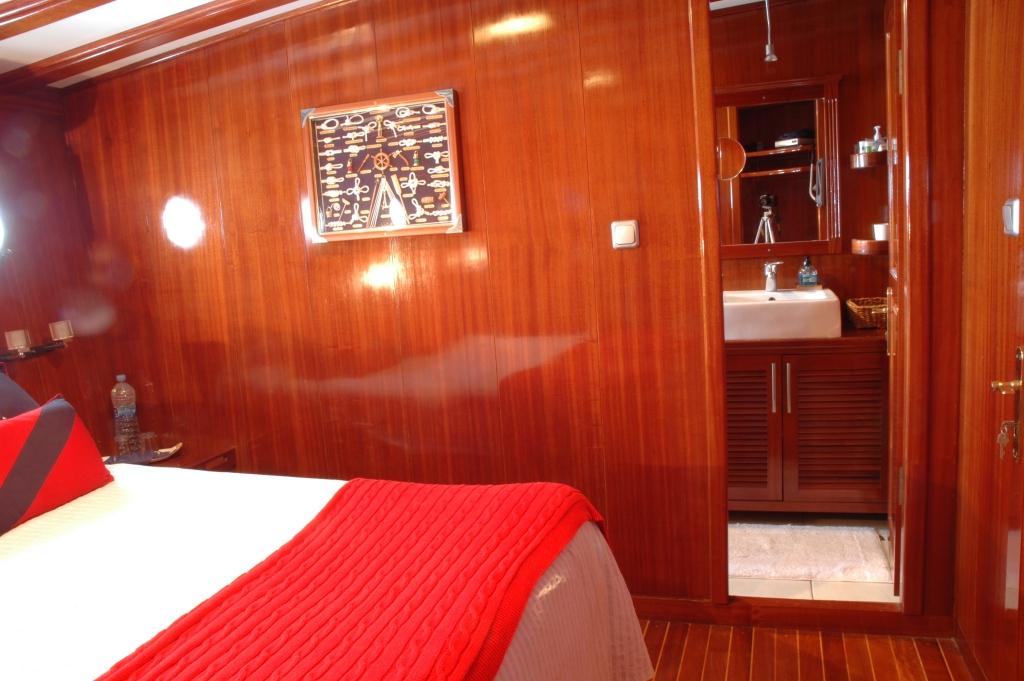 Yacht AZUL DE CORTES - Guest Cabin 2.jpg