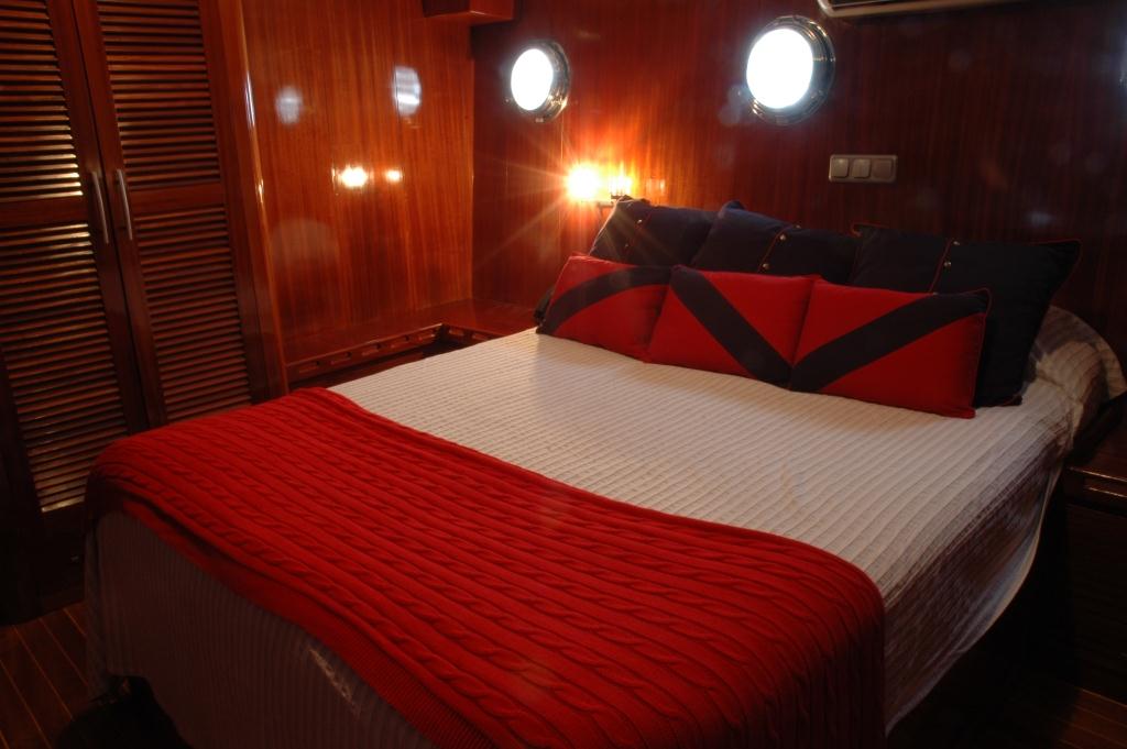 Yacht AZUL DE CORTES - Guest Cabin 3.jpg