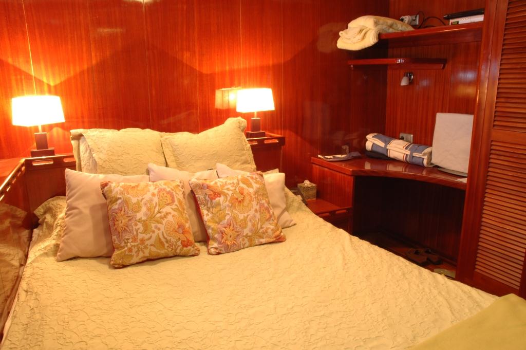 Yacht AZUL DE CORTES - Guest Cabin 5.jpg