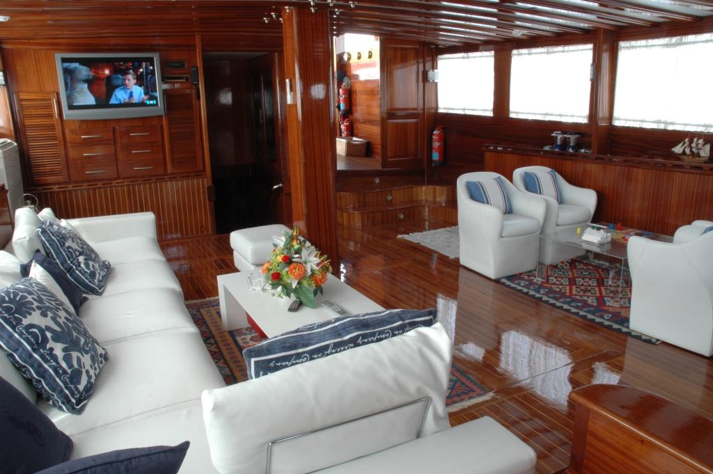 Yacht AZUL DE CORTES - Main Salon.jpg