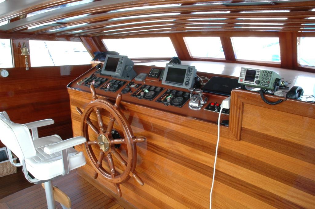 Yacht AZUL DE CORTES - Wheelhouse.jpg