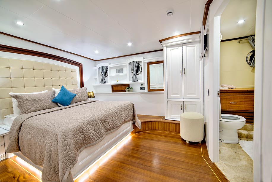 Yacht BELLAMARE - 2nd Master Cabin.jpg