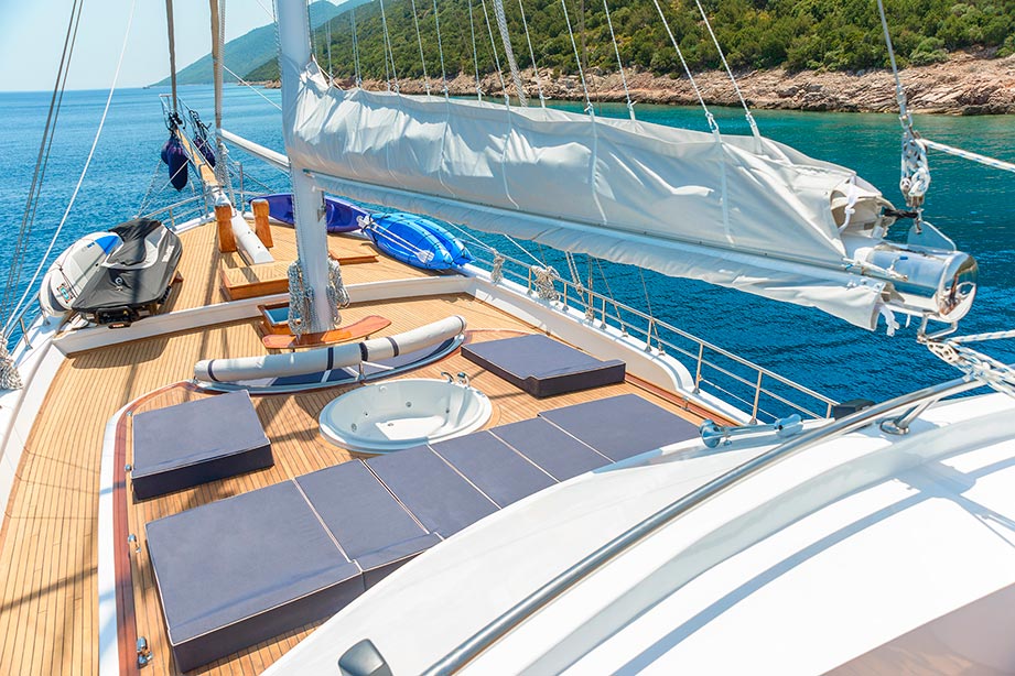 Yacht BELLAMARE - Foredeck Jacuzzi and Sunpads.jpg