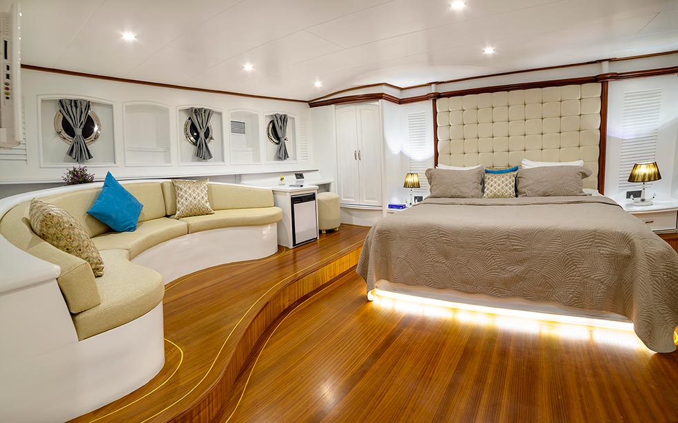 Yacht BELLAMARE - Master Cabin.jpg