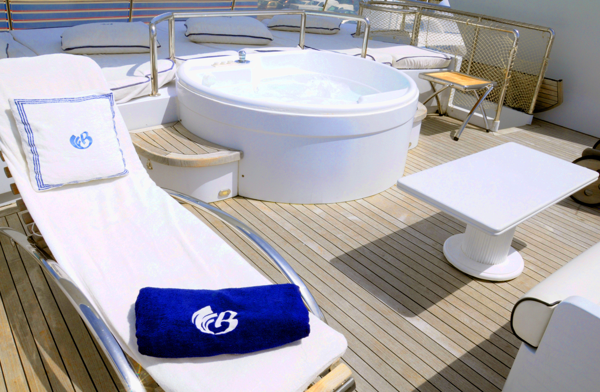 Yacht BENDYCTA - Flybridge Jacuzzi.jpg