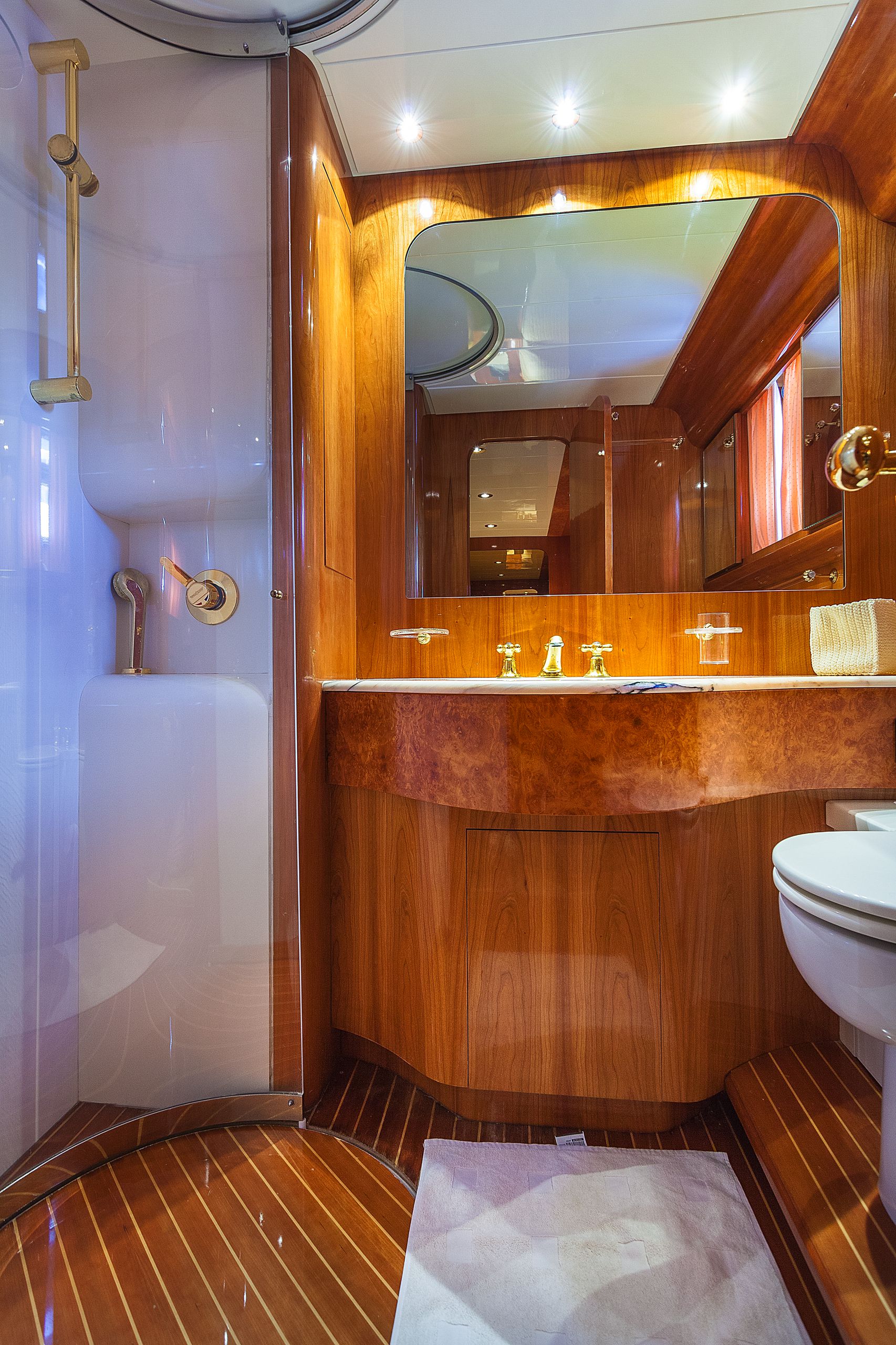 Yacht BERNADETTE - Guest Ensuite.jpg