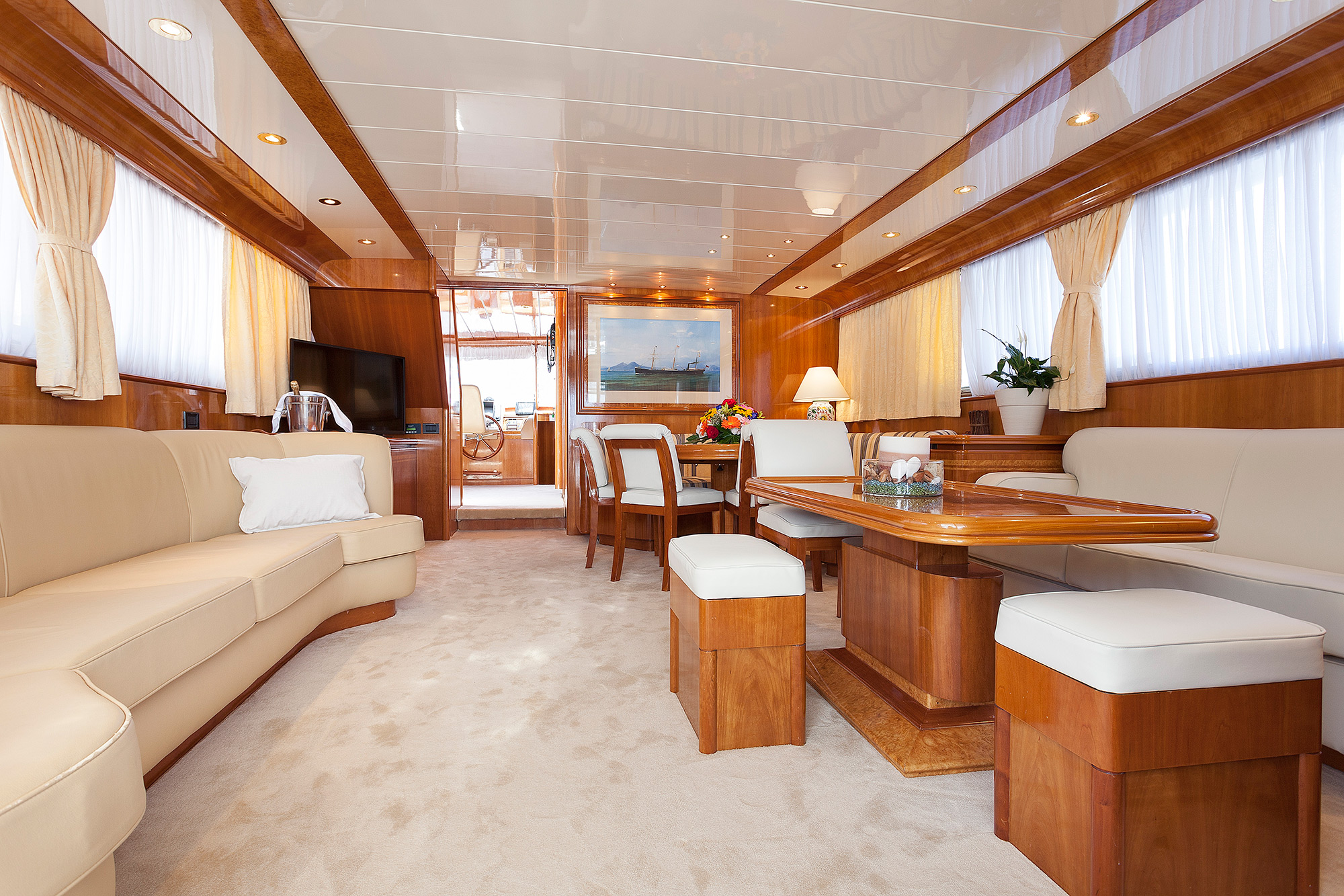 Yacht BERNADETTE - Main Salon.jpg