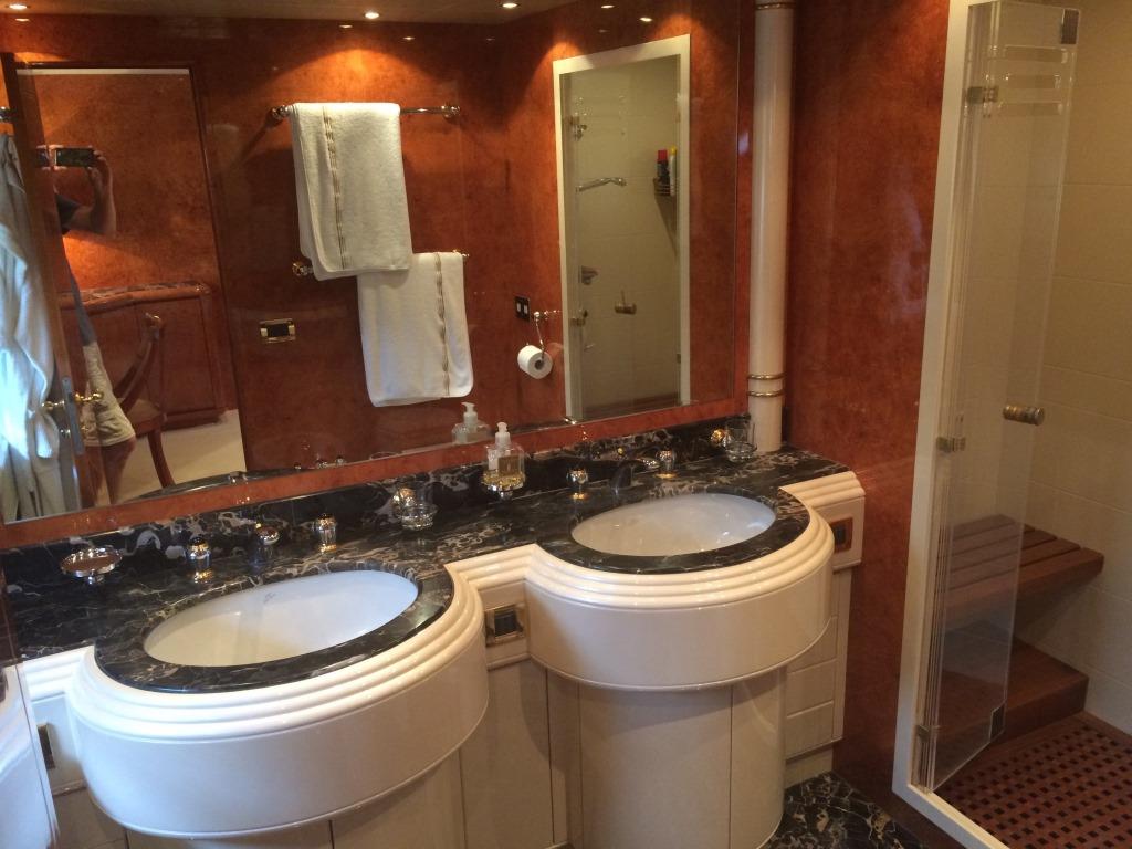 Yacht BIRD OF PREY - Master ensuite.jpg