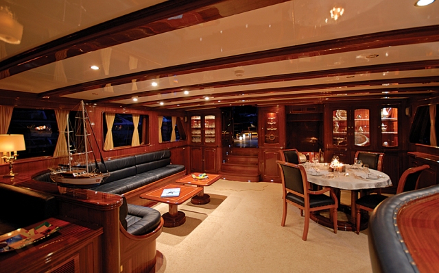 Yacht BLUE EYES -  Salon.jpg