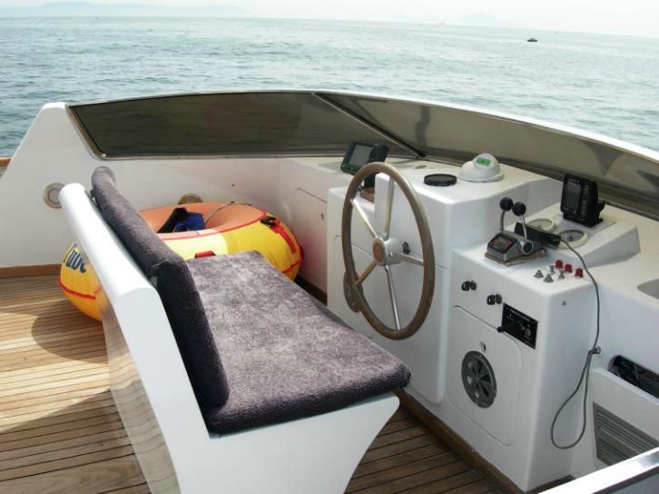 Yacht BLUE LADY -  Flybridge Helm.jpg