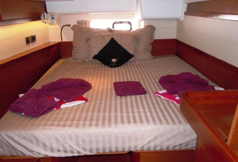 Yacht BLUE PASSION -   Guest Cabin.jpg
