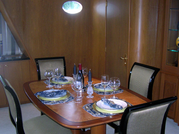 Yacht CAPTIVATOR - Dining.jpg