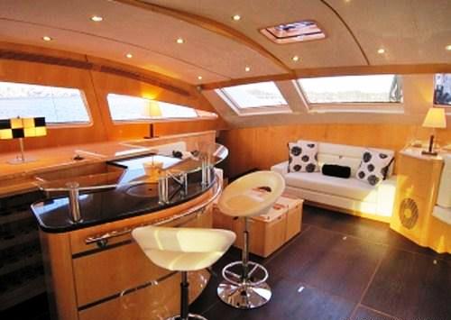Yacht CATTITUDE -  Salon Bar.jpg