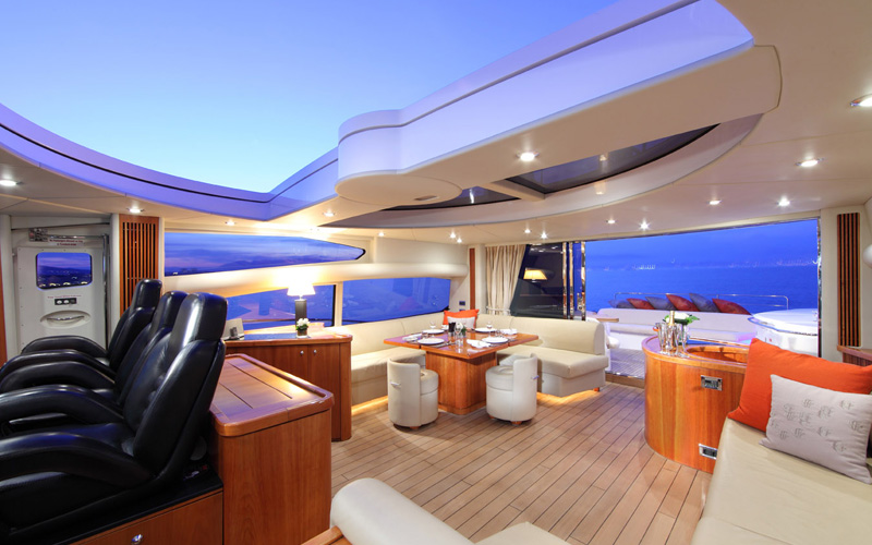 Yacht CHAMPNEYS -  Salon with open roof.jpg