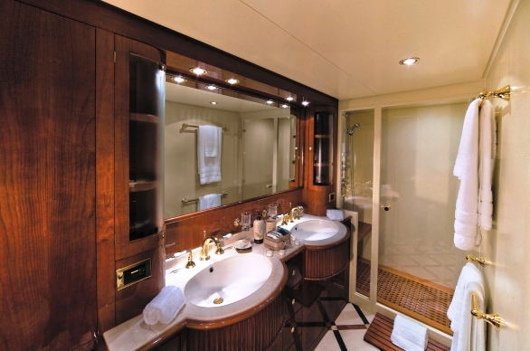 Yacht CRISTALEX -  Guest Ensuite.jpg