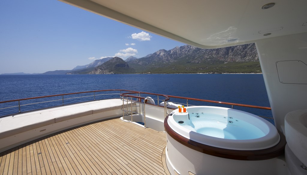 Yacht CYRUS ONE -  Sundeck Spa Pool.jpg