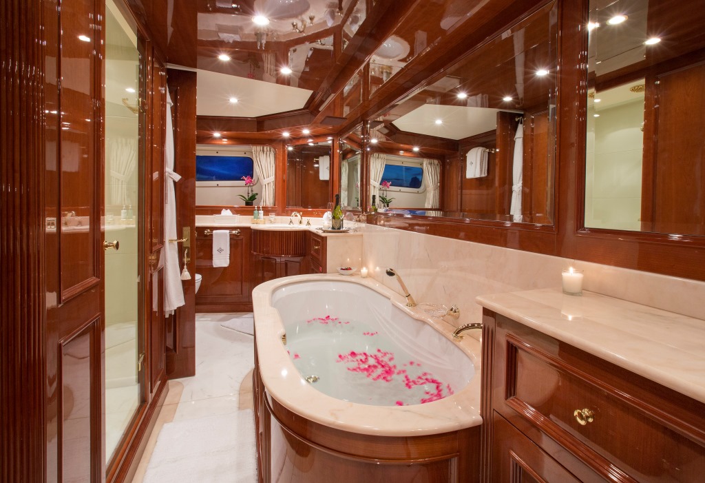 Yacht Camarina Royale -  Mater Ensuite.jpg