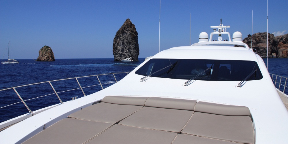 Yacht DELHIA -  Foredeck Sunpads.jpg