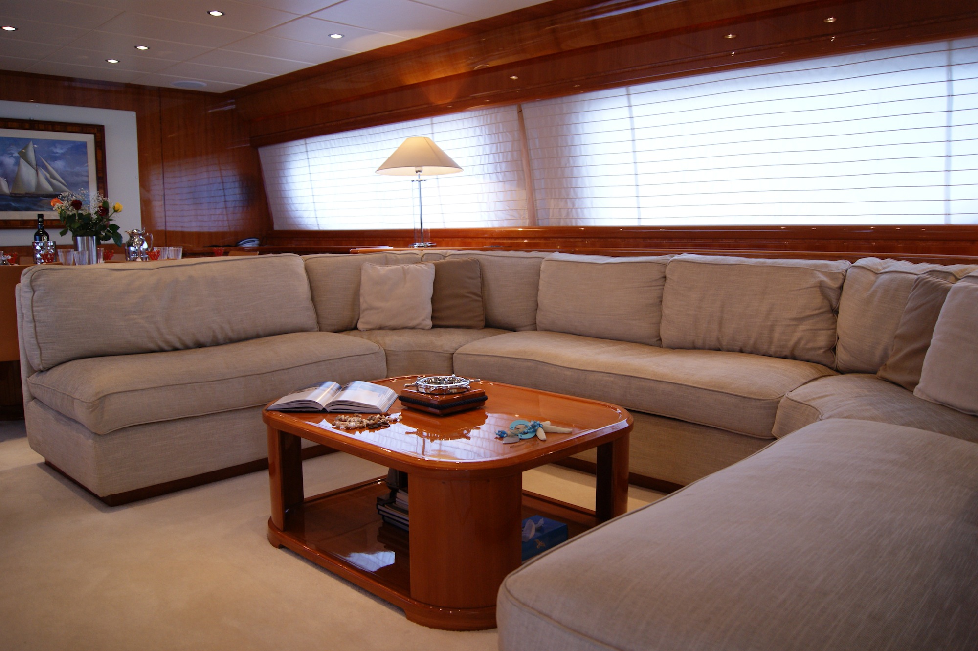 Yacht DILIAS -  Salon Seating.jpg