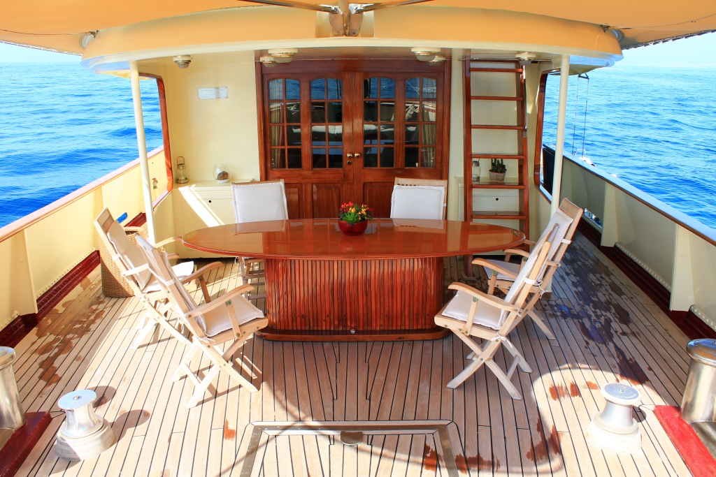 Yacht DP MONITOR - Aft Deck Dining.jpg