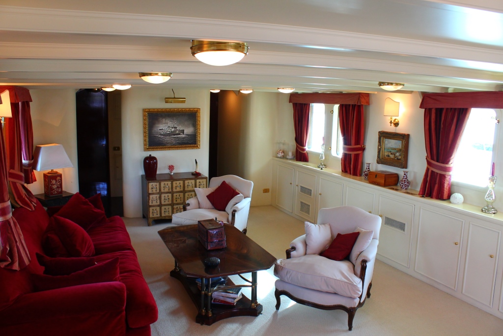 Yacht DP MONITOR - Salon looking forward.jpg