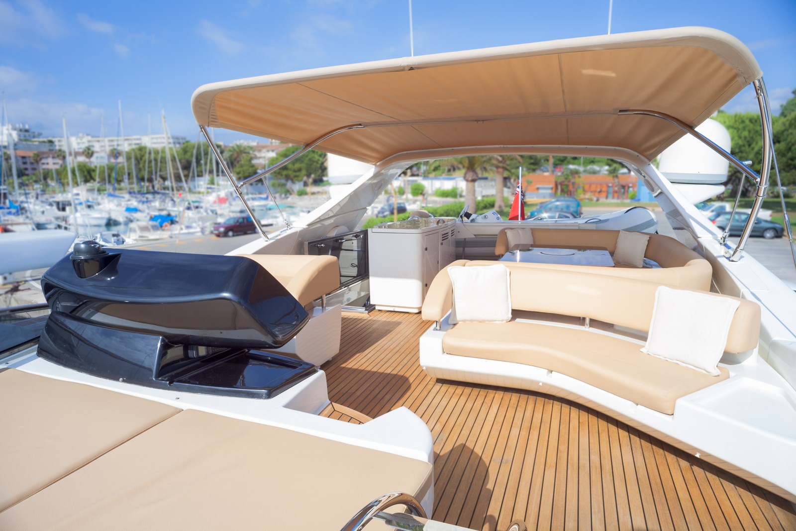 Yacht Dolce Mia - Flybridge.jpg