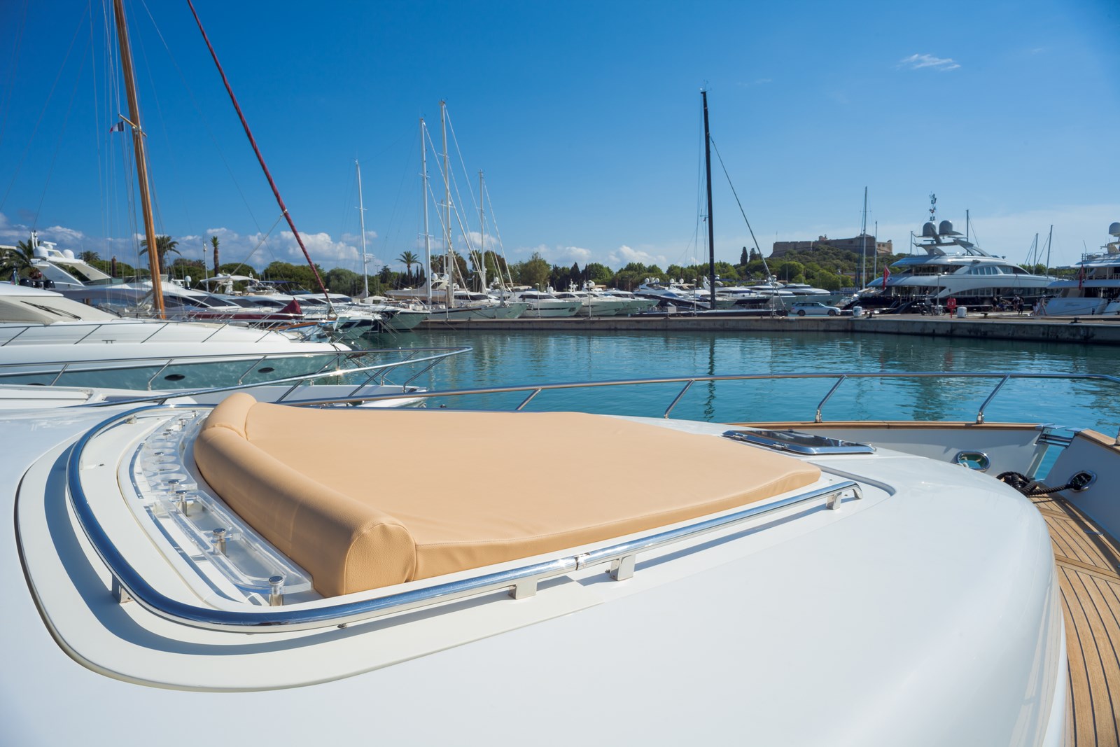 Yacht Dolce Mia - Foredeck Sunpad.jpg