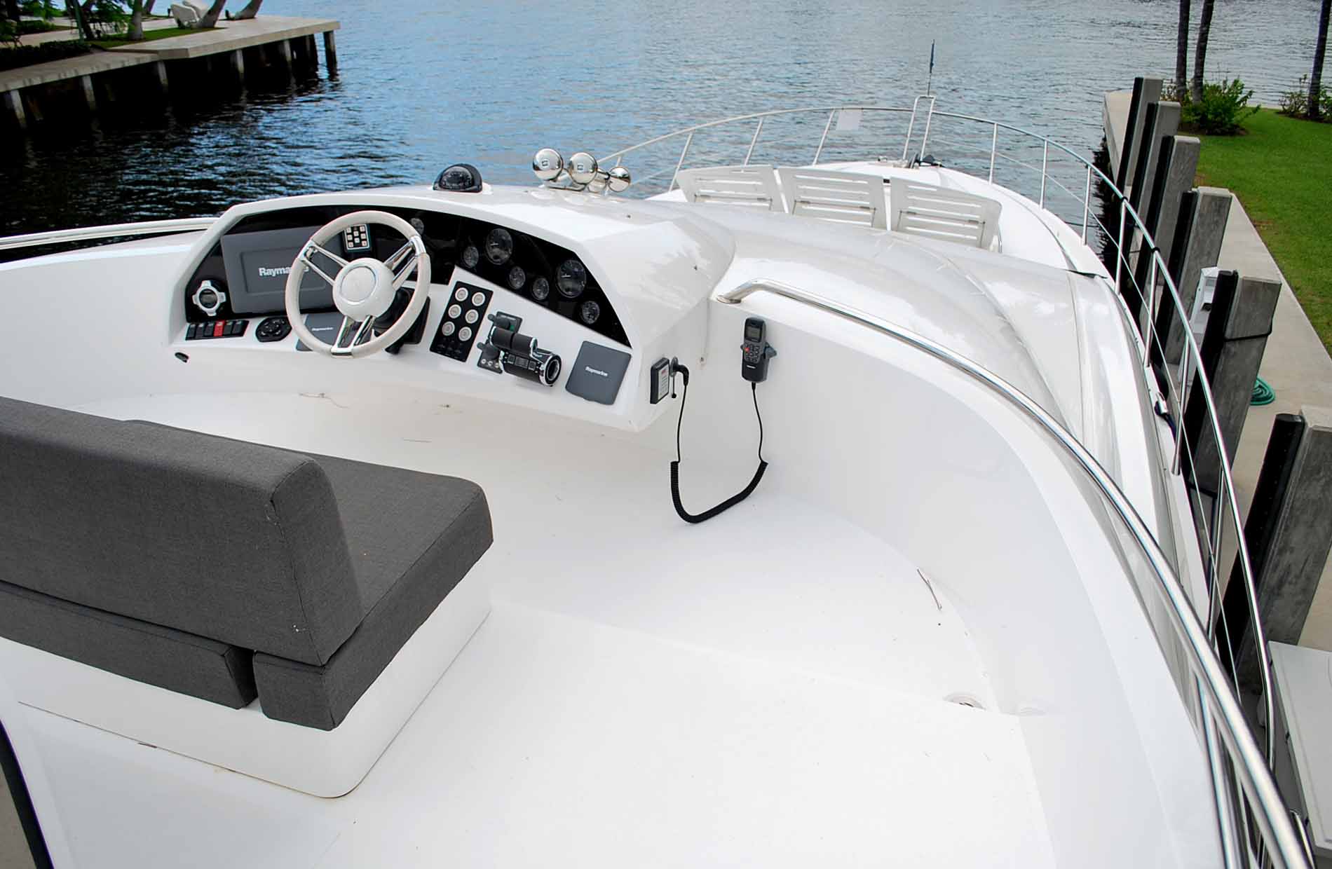 Yacht EAGLE II -  Flybridge.jpg