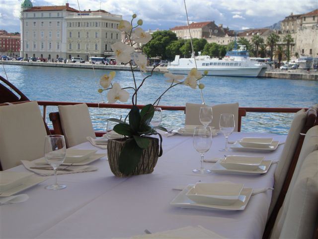 Yacht ELEGANZA -  Dining Detial.jpg