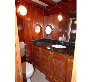 Yacht ELEGANZA -  Guest Ensuite.jpg