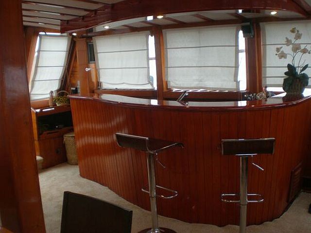 Yacht ELEGANZA -  Salon Bar.jpg