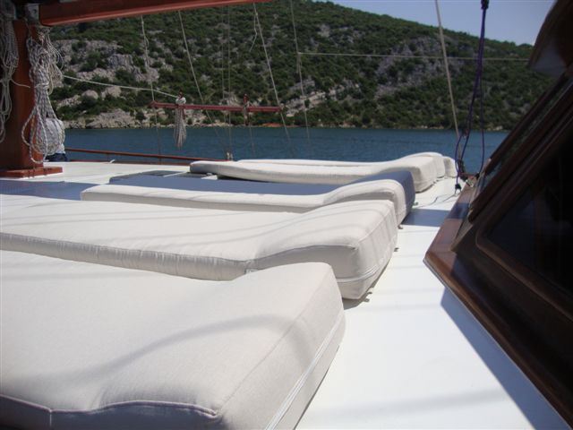 Yacht ELEGANZA -  Sunpads.jpg