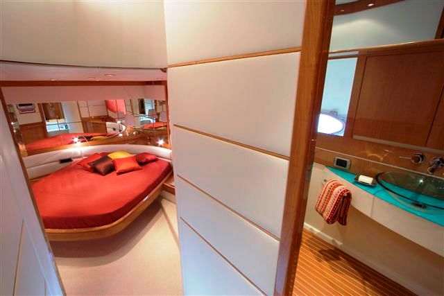 Yacht Enius - EnSuite.jpg