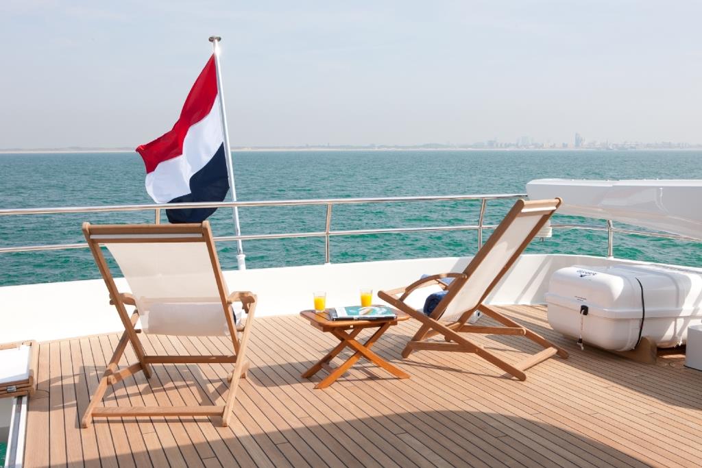 Yacht Firefly - Sundeck loungers.jpg