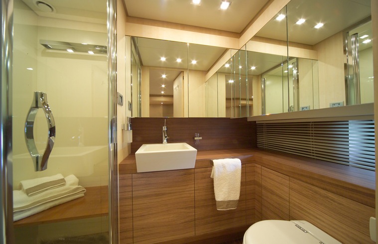 Yacht GEORGE P -  Guest Ensuite.jpg