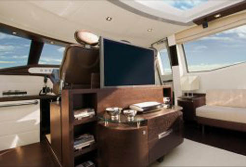 Yacht GISSY -  Salon TV.jpg