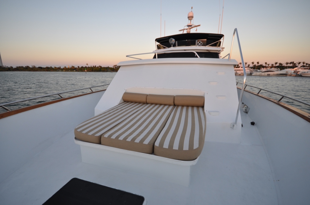 Yacht GOLDEN GIRL - Bow.JPG