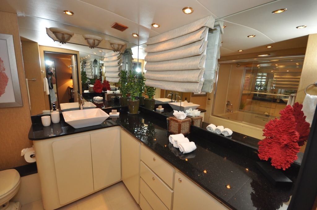 Yacht GOLDEN GIRL - Master Ensuite 2.JPG