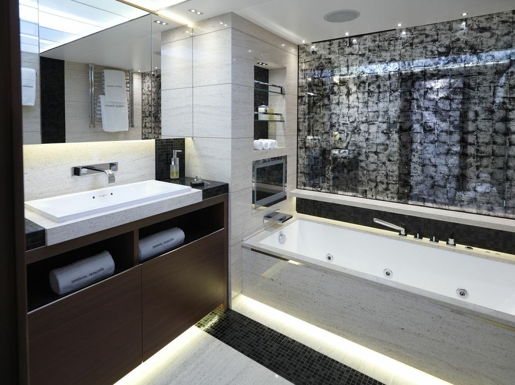 Yacht IMPERIAL PRINCESS -  Master Ensuite.jpg