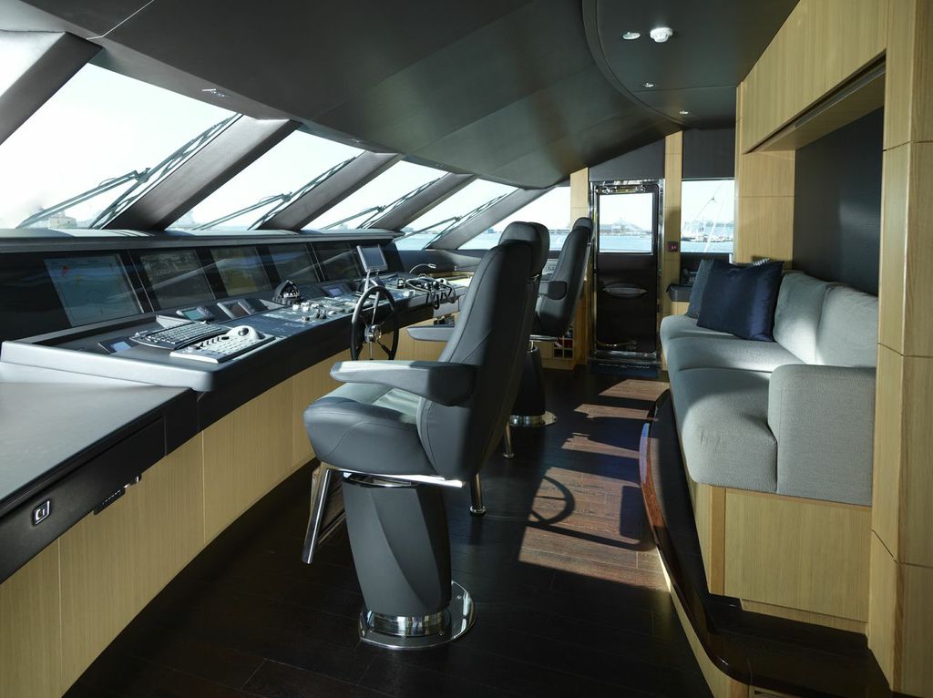 Yacht IMPERIAL PRINCESS -  Wheelhouse.jpg