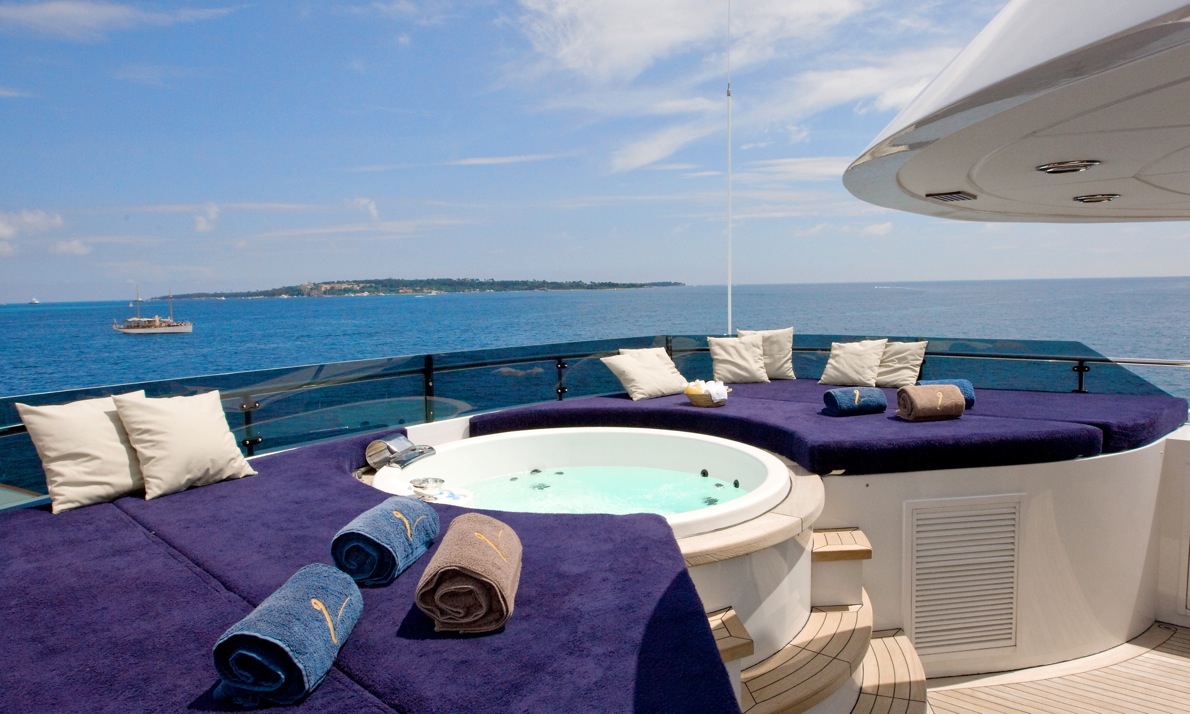 Yacht INSIGNIA - Spa Pool and Seating.jpg