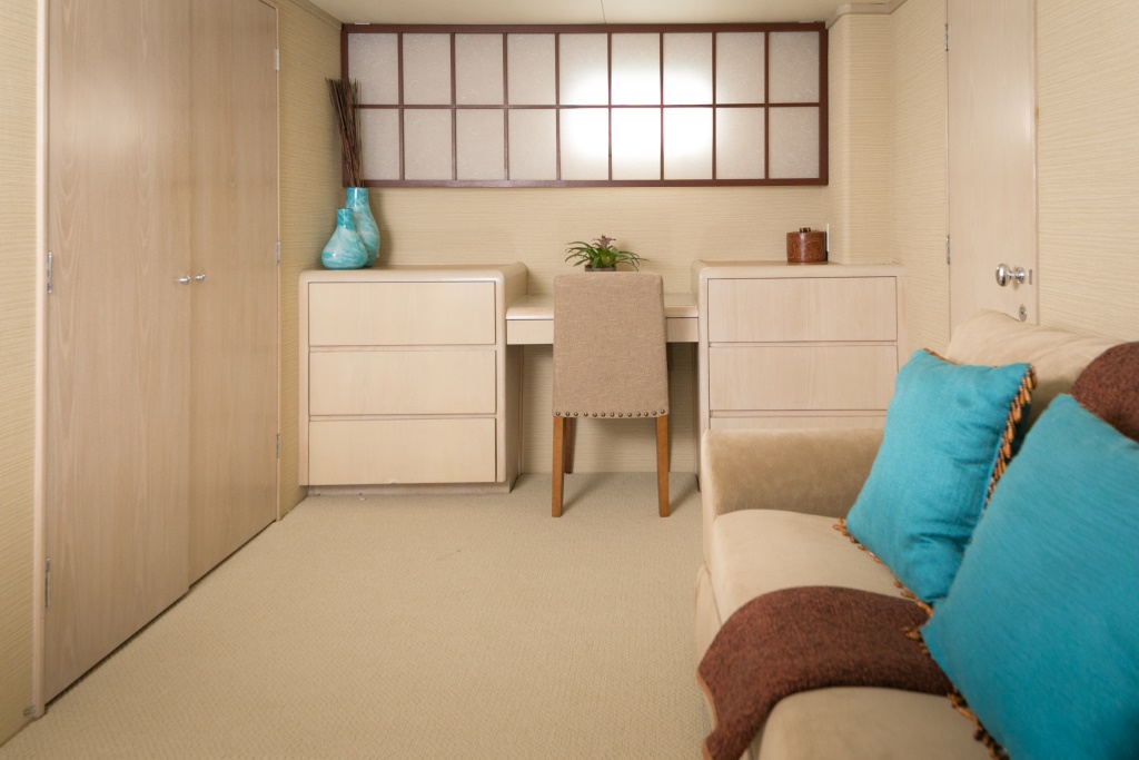 Yacht ISLAND TIME - Master Desk.jpg